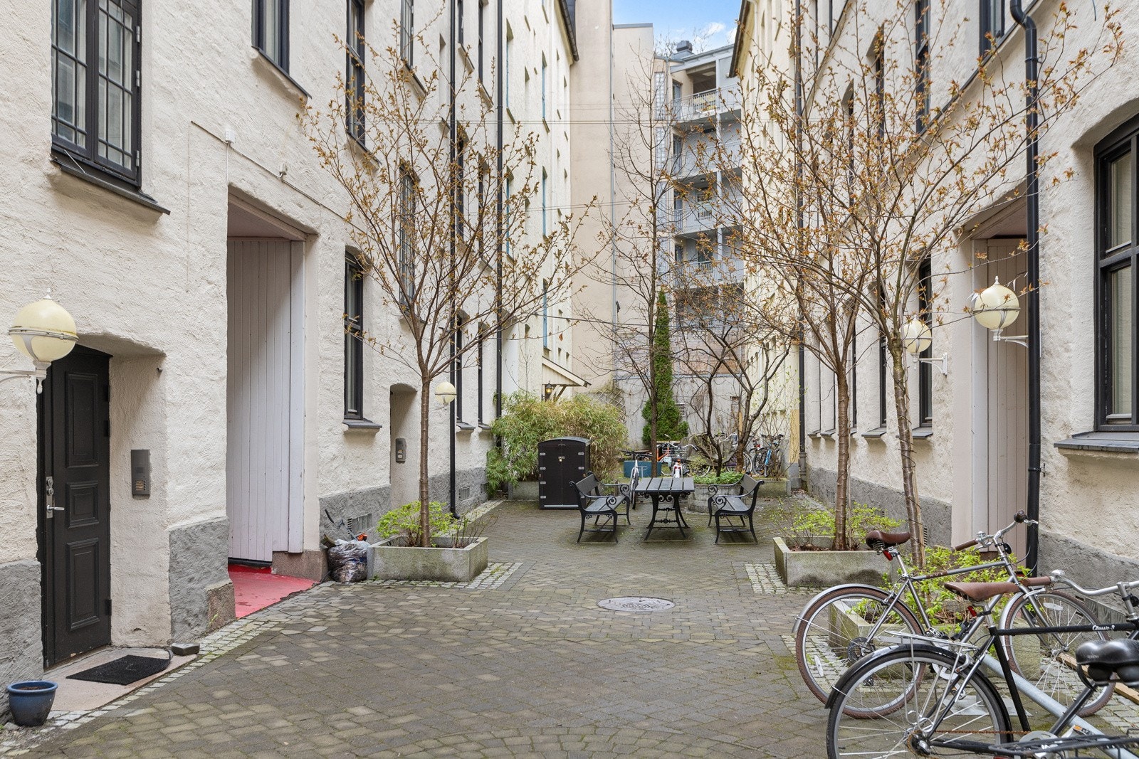 Iduns gate har ytre, og indre gård med rolig gårdsrom mellom. Galleribilde