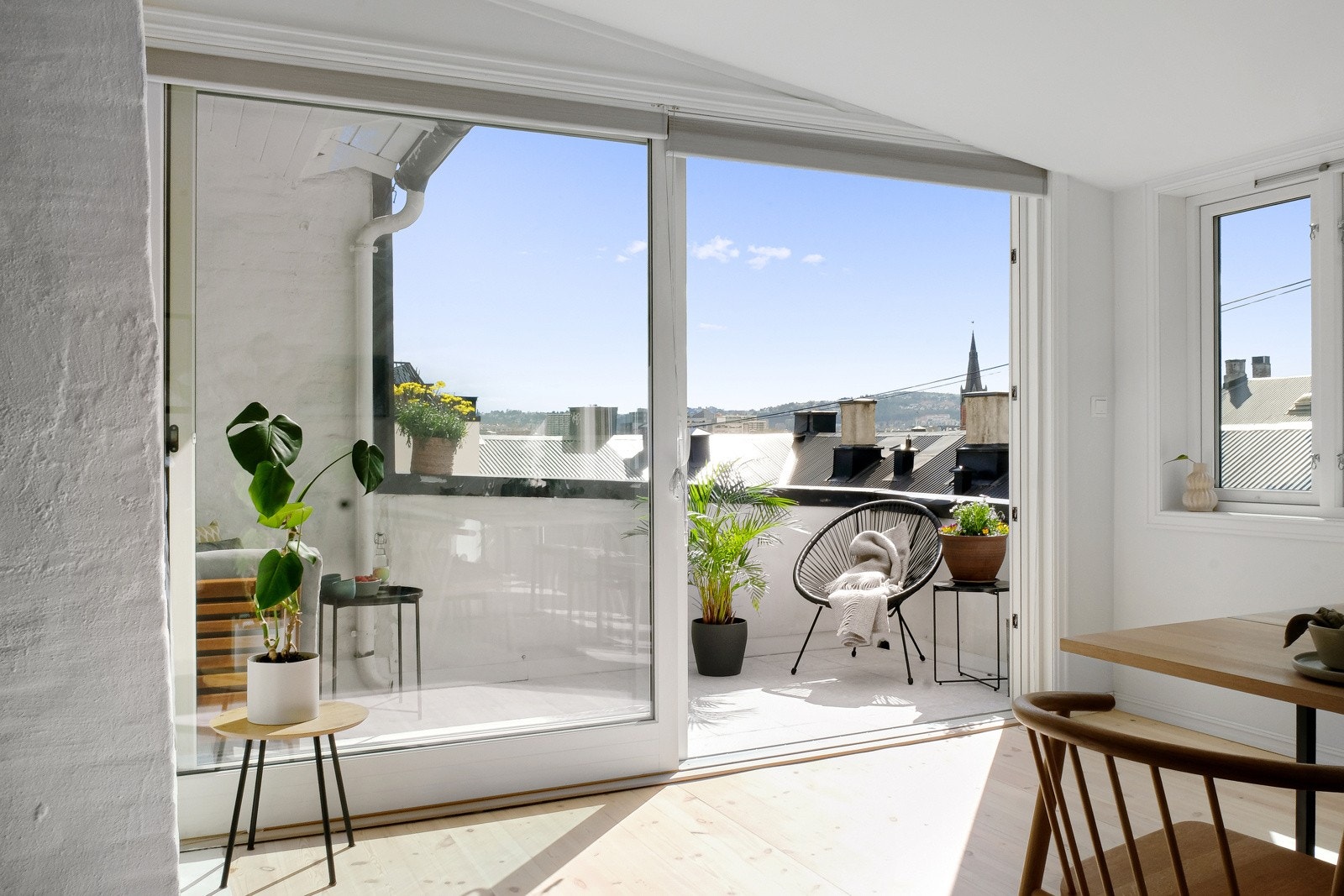 En solid (og nyere) verandadør slipper sommeren inn i leiligheten. Galleribilde