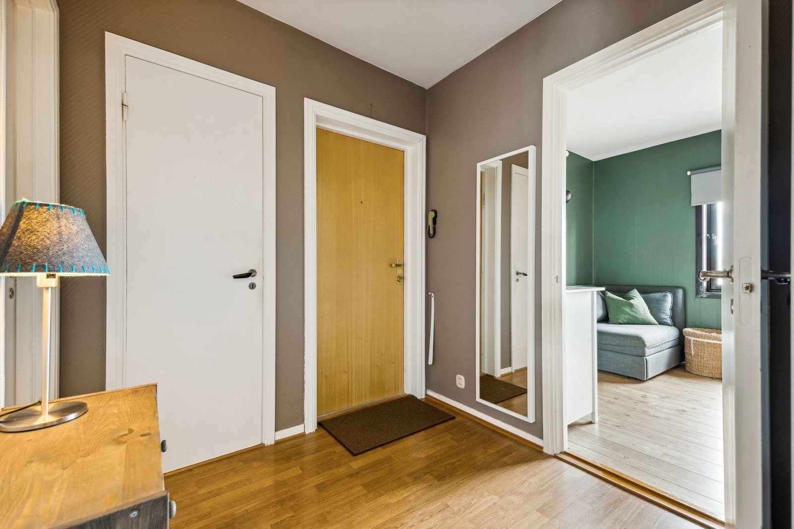 Velkommen inn! Entreen oppleves som luftig og innbydende. Galleribilde