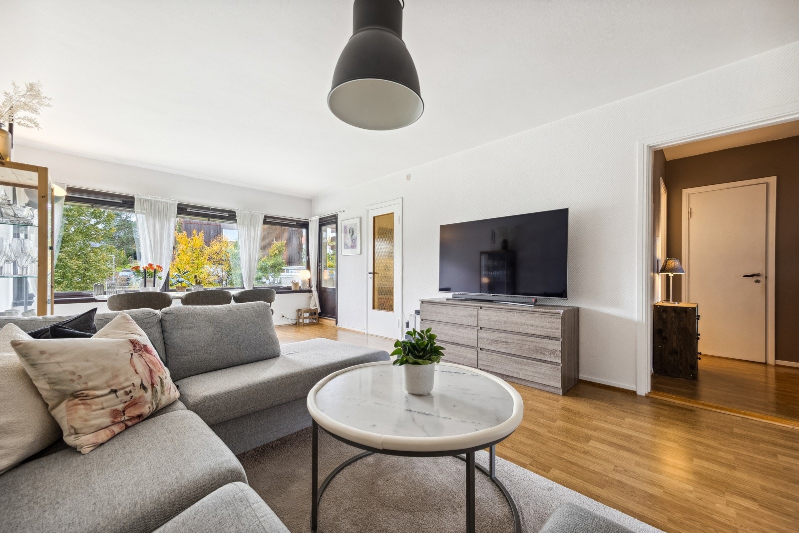 Store vindusflater sørger for godt med naturlig lysinslipp. Galleribilde