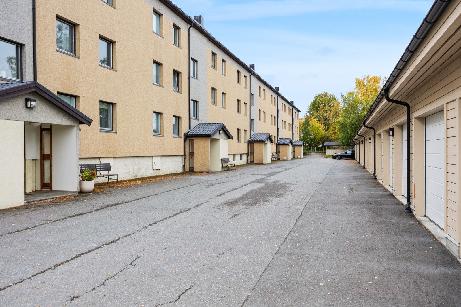 Det er fri parkeringsoppstilling på borettslagets eiendom, og det er mulighet for å leie garasje. Det er inngått avtale med firma som håndhever parkeringsbestemmelsene, hvor parkeringstillatelser gis gjennom app på mobilen. Galleribilde