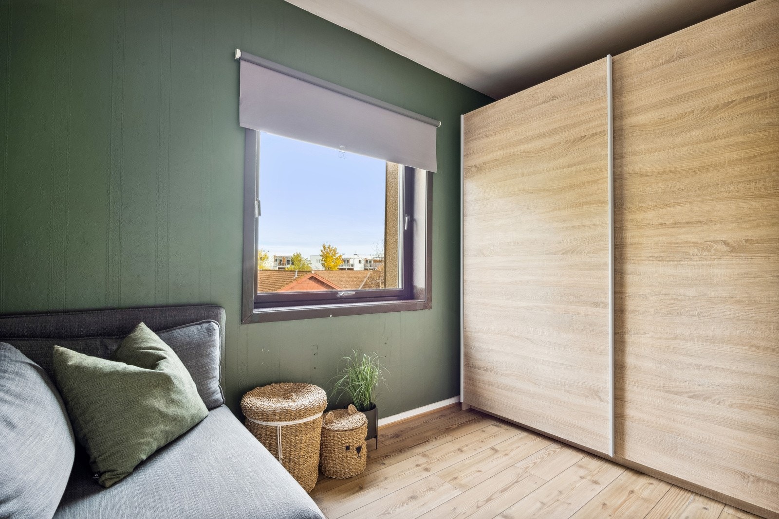 Det andre soverommet har en moderne skyvedørsgarderobe med god plass som medfølger handelen. Galleribilde
