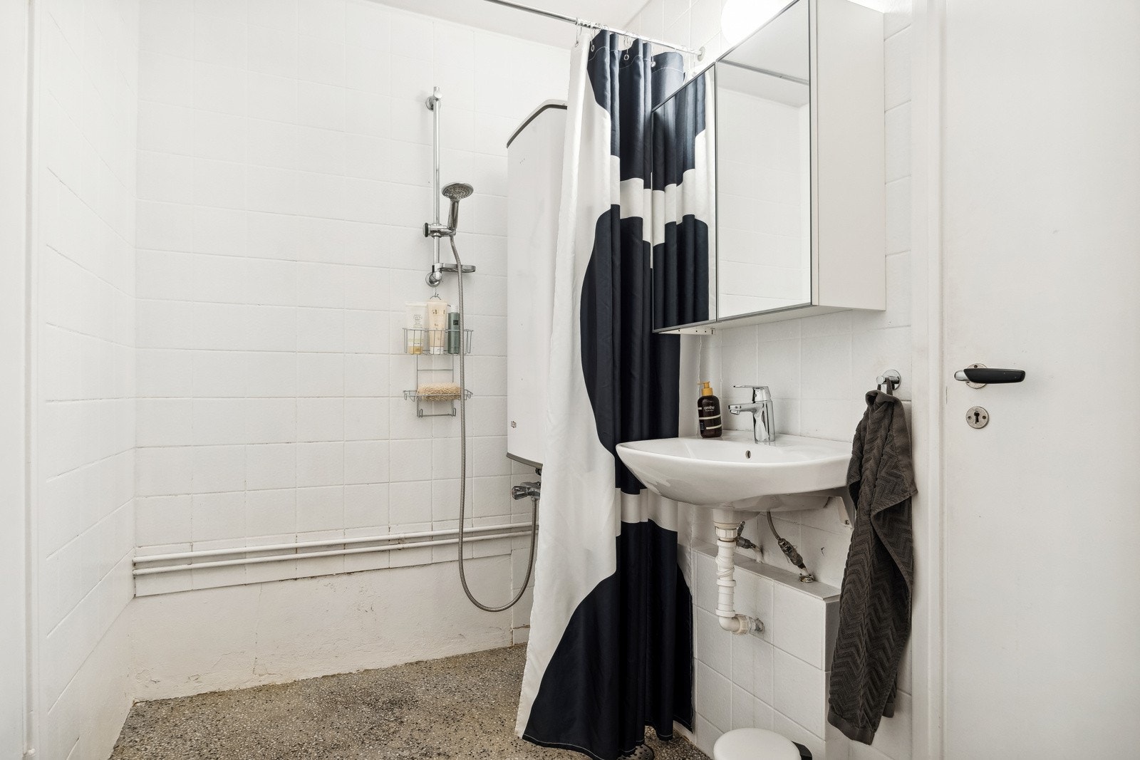 Badet er innredet med enkelservant med overbehengt skap, og en egen dusjsone. Det er fellesvaskeri i kjeller. Galleribilde
