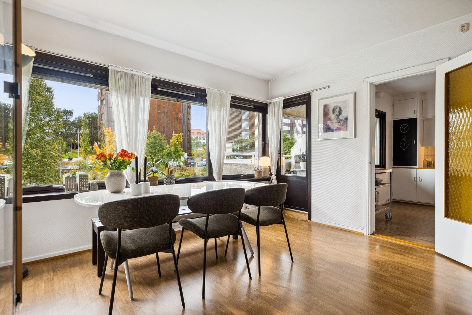 Fra allmanrommet er det utgang til balkong - bli med ut! Galleribilde