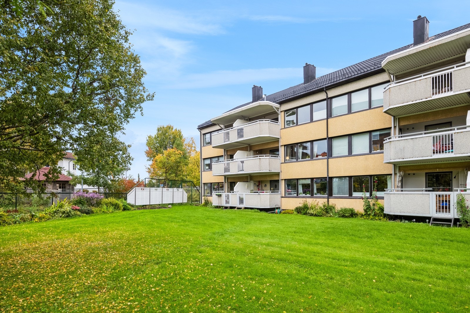 Boligen ligger på Persaunet i veletablerte og drivedyktige Bromstad borettslag. Galleribilde