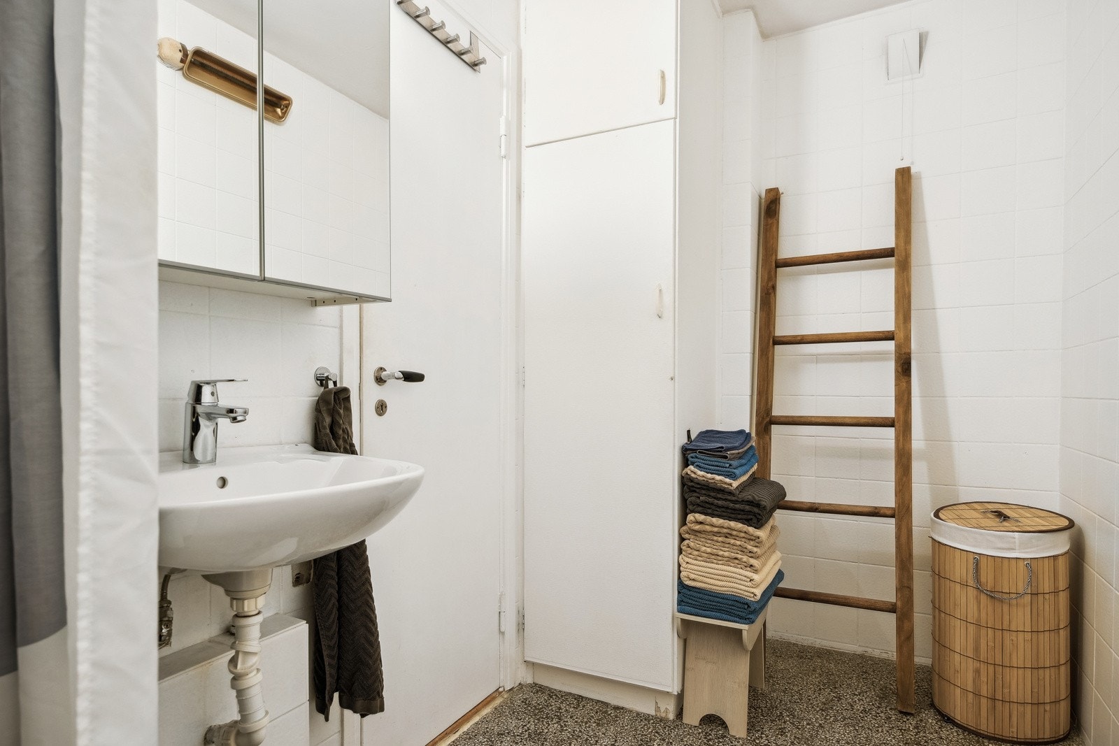 Badet er fra byggeår og trenger noe kjærlighet, så her har du mulighet til å få badet du alltid har drømt om. Galleribilde