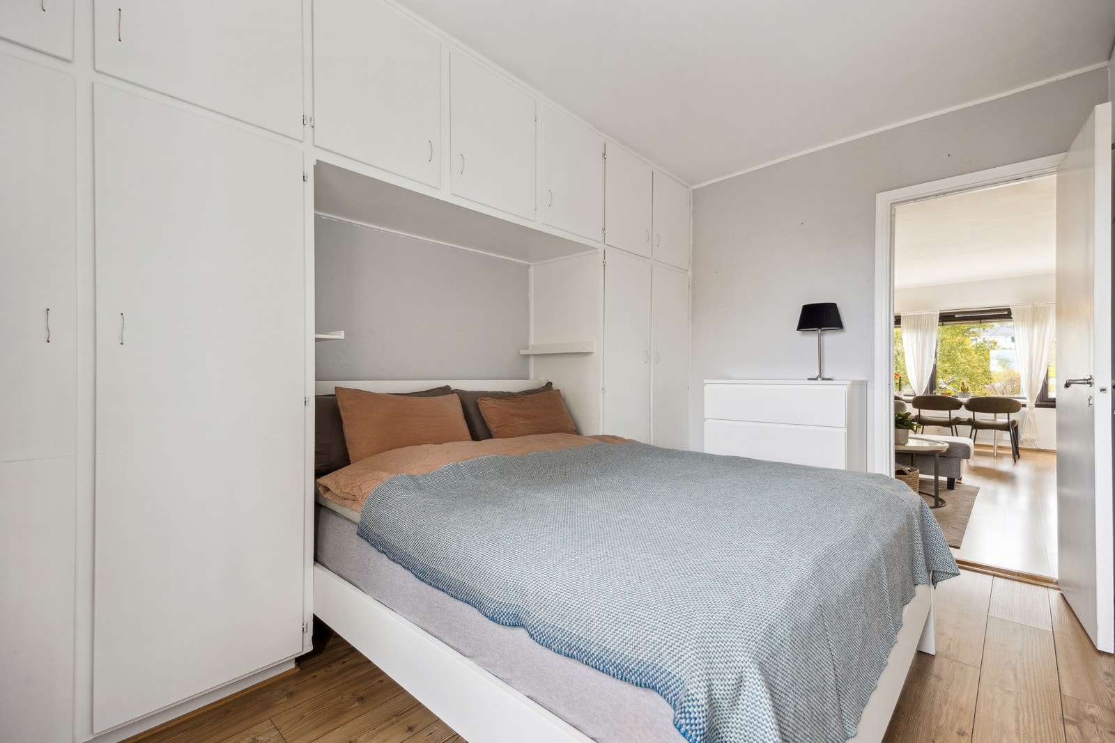 Dette soverommet har plassbygd overhengt garderobeløsning, for å utnytte soverommets areal på en effektiv måte. Det er rikelig med plass til dobbelseng. Galleribilde
