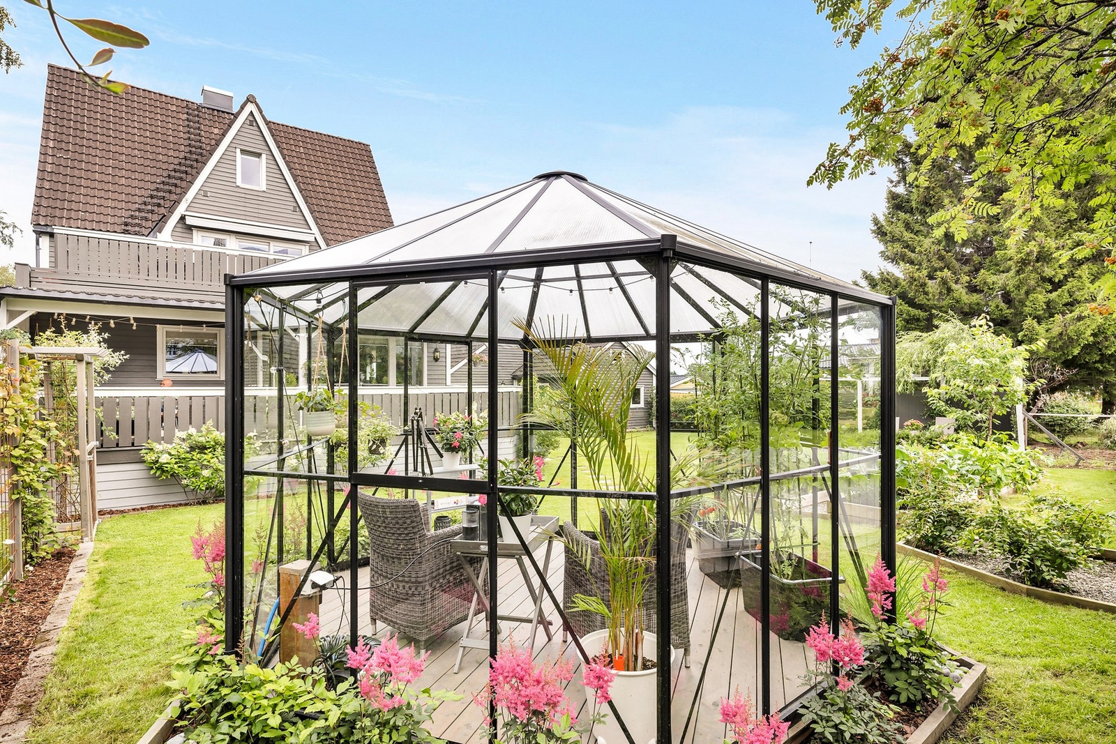 Drivhus fra 2020 med innlagt strøm og sommervann. Bygget kan også benyttes som hagestue. Galleribilde