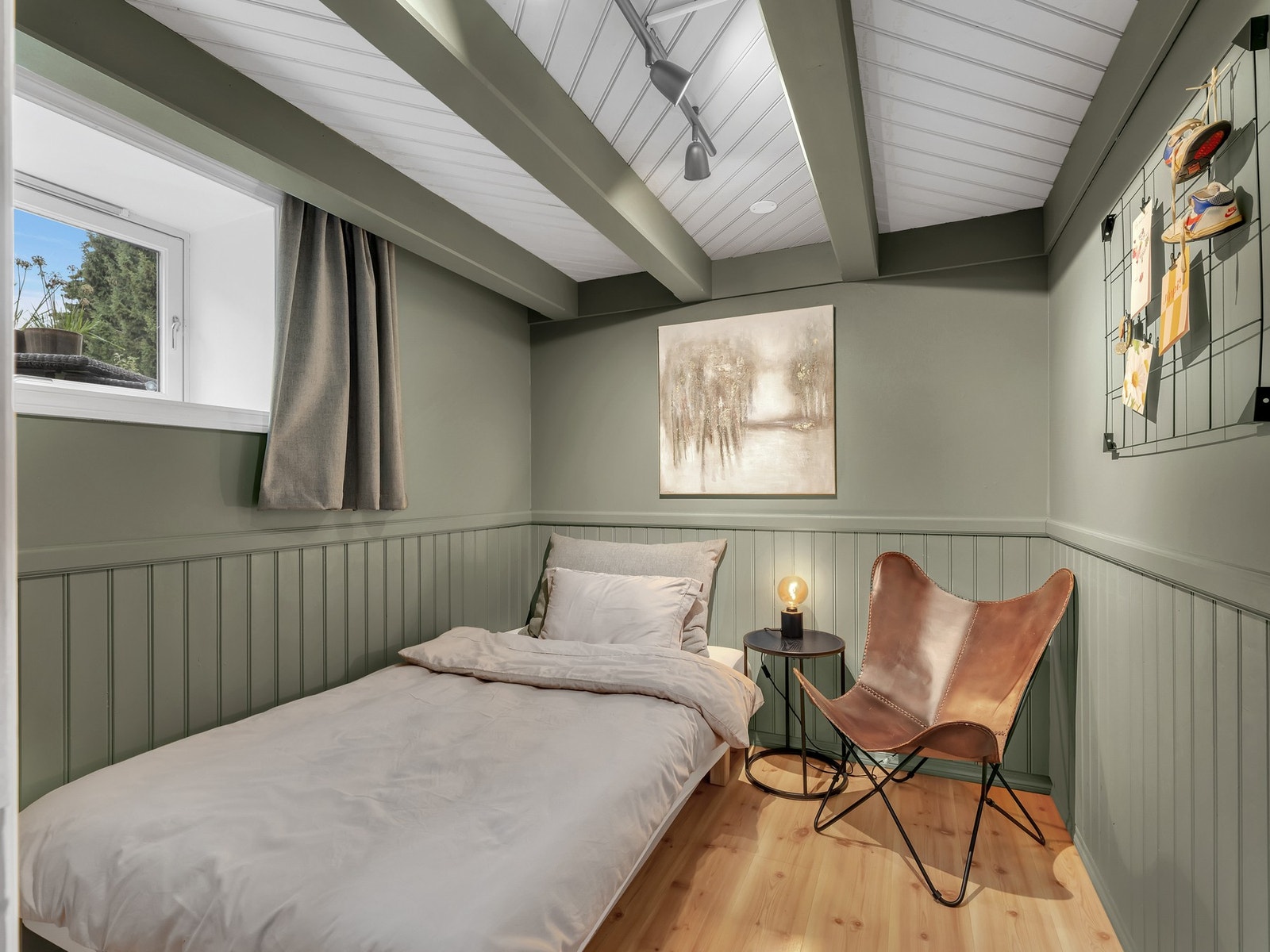 Soverommene er malt i lune, tidsriktige fargetoner. Galleribilde