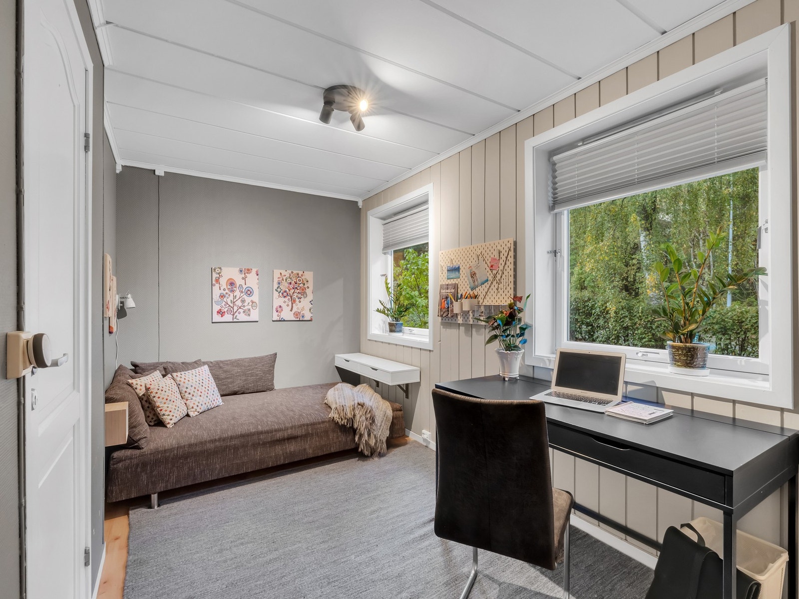 Soverom 2 er på i underkant av 11 kvm og benyttes i dag som kontor/gjesterom. Galleribilde