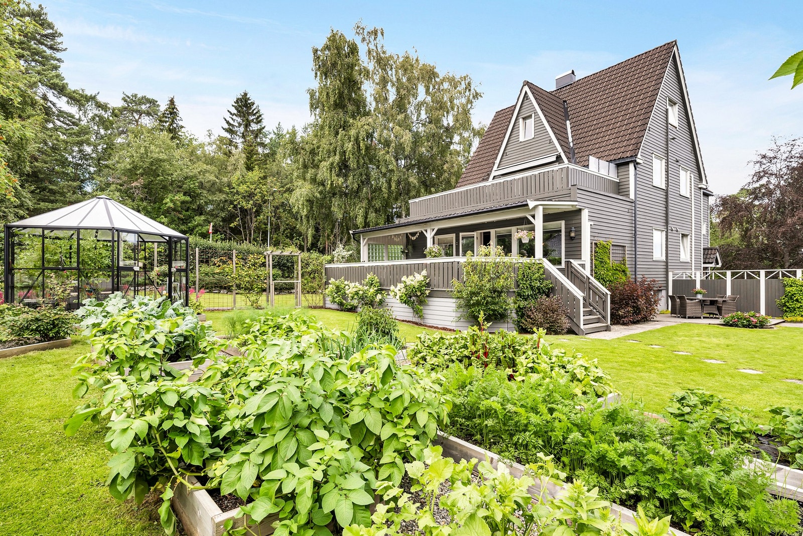 Stor kjøkkenhage for dyrking av urter og/eller grønnsaker. Galleribilde