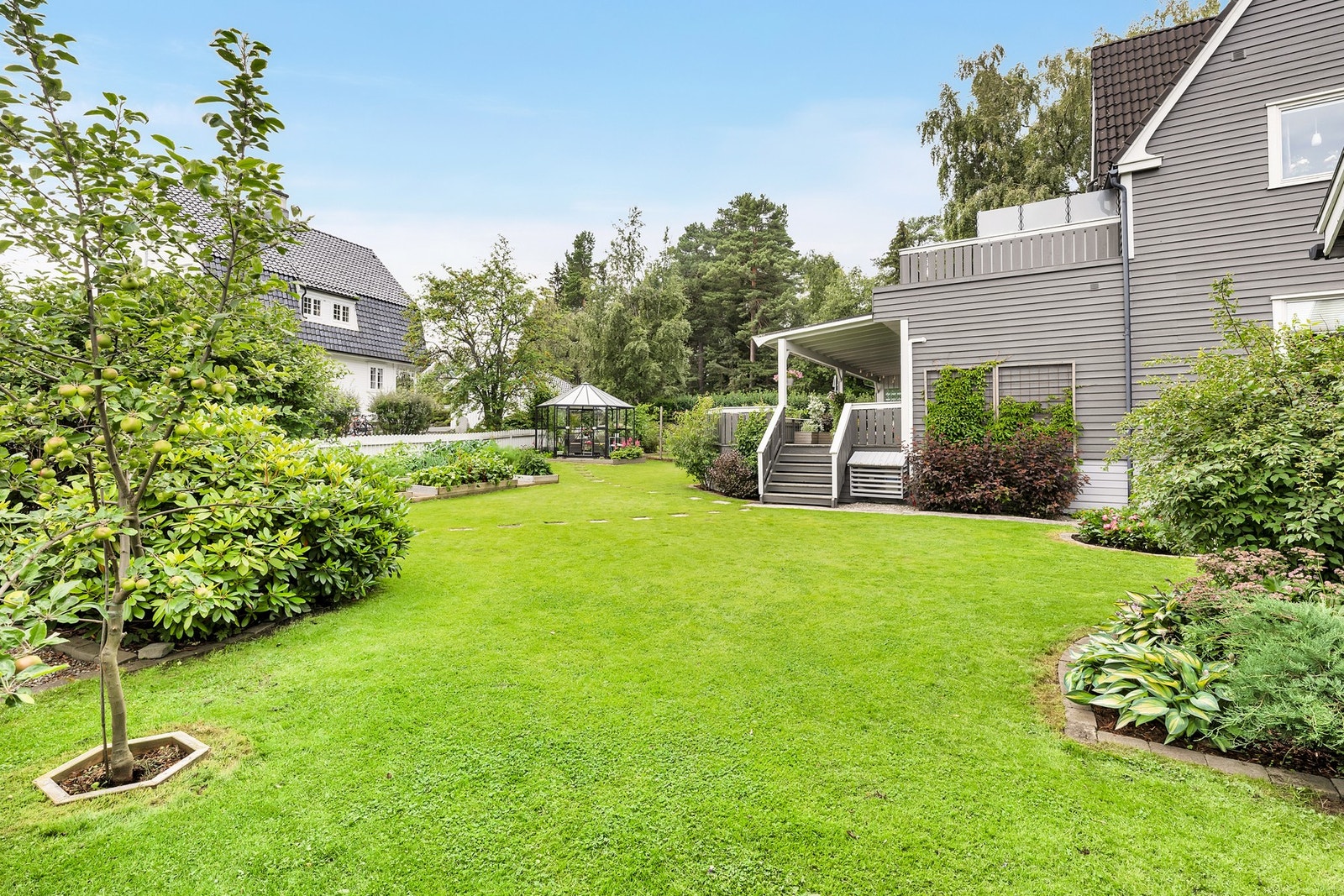 Samlet sett nyter man glimrende solforhold fra soloppgang til ca. kl. 21:00 midtsommers. Galleribilde