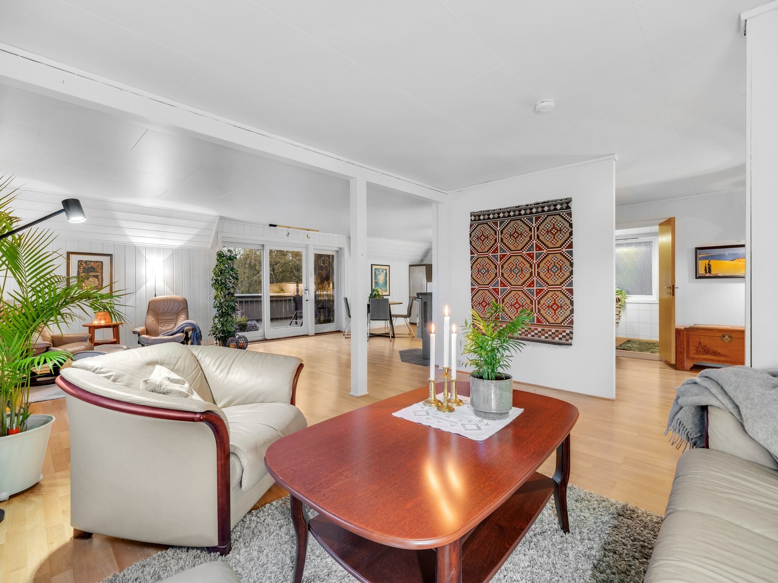 Sekundærdelen av boligen går over 2. etasje og loft, og har blitt benyttet som generasjonsbolig. Leiligheten er på 135 m² og kan leies ut helt skattefritt. Galleribilde