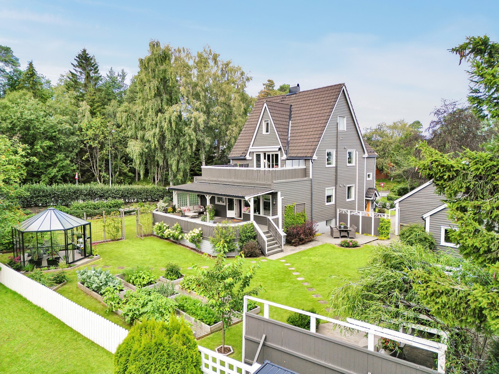 EiendomsMegler 1 v/Frank Robert Bae har gleden av å presentere en særdeles flott eiendom beliggende på Charlottenlund. Galleribilde