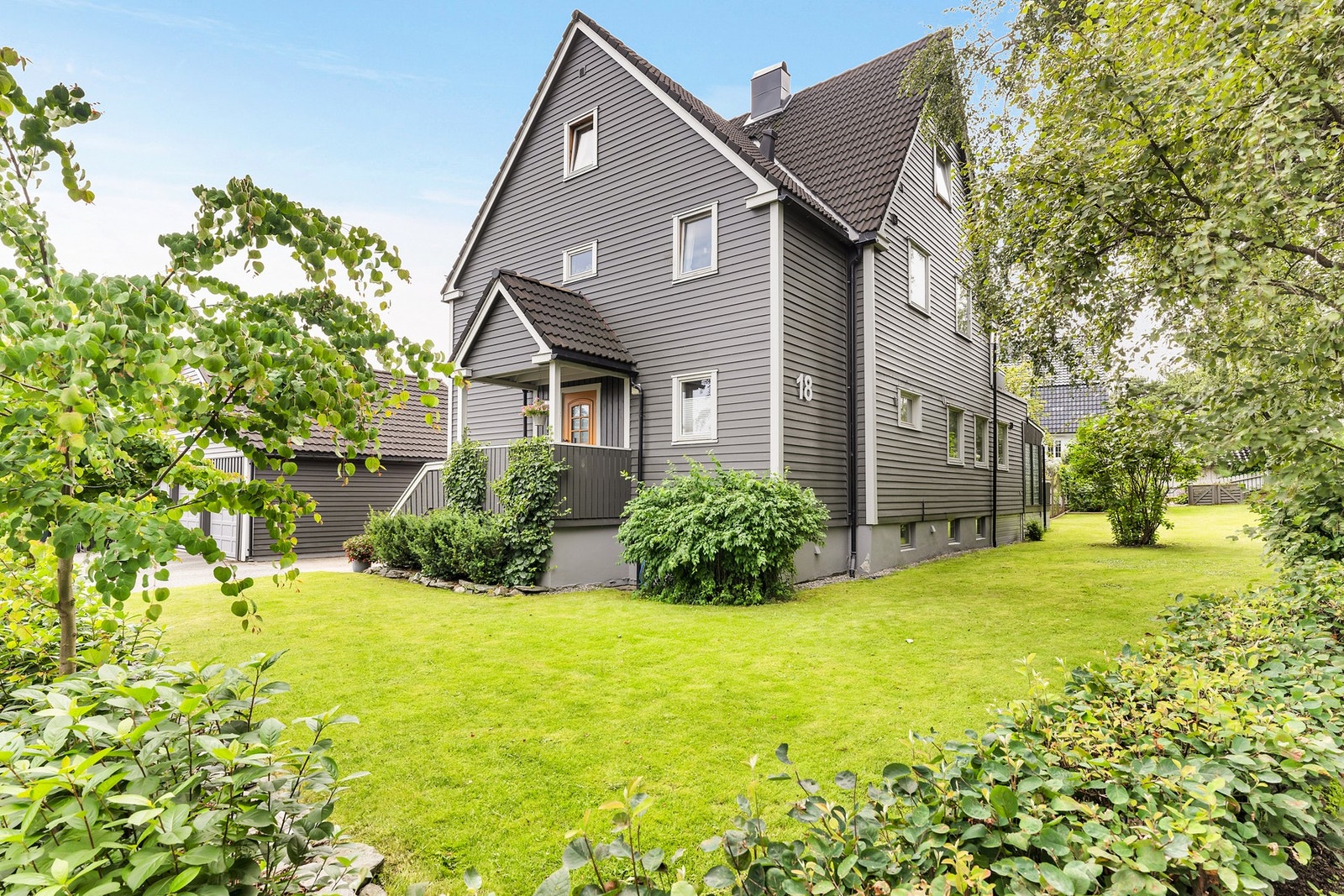 Boligen er omkranset av et parkmessig og påkostet grøntareal. Galleribilde