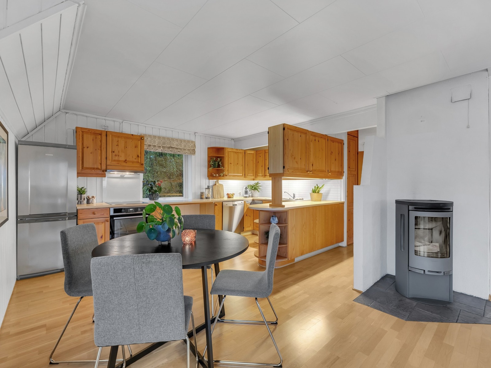 Velfungerende kjøkken i klassisk furu heltre med alt av hvitevarer. Galleribilde