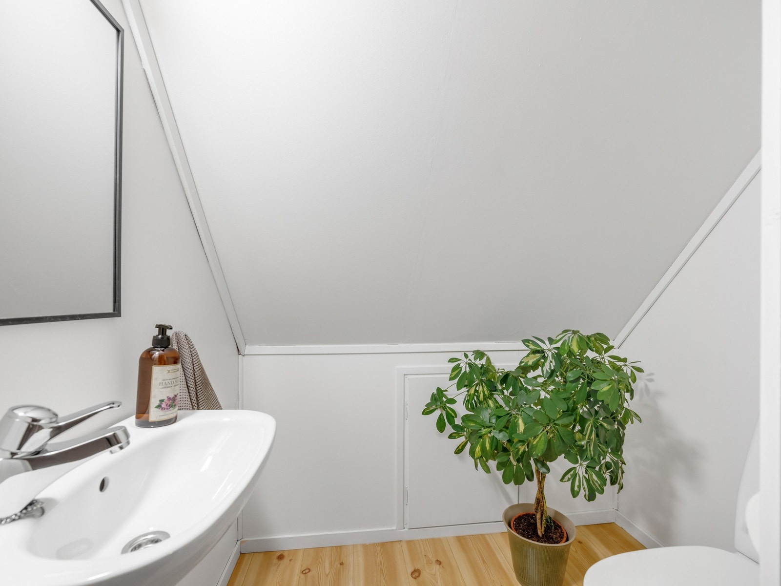 Praktisk med eget toalettrom i loftsetasjen. Galleribilde