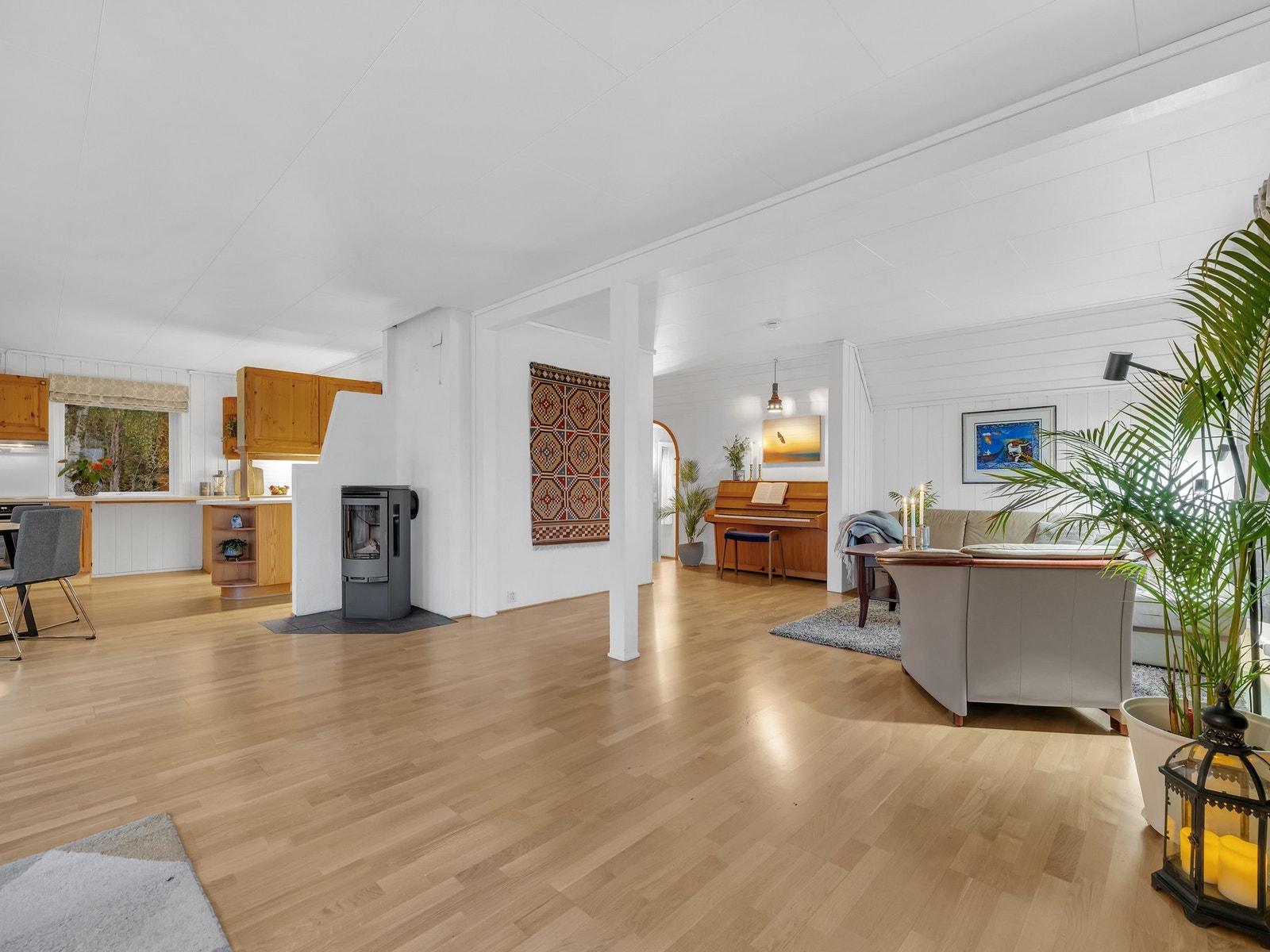 Stue og kjøkken er på over 60 kvm til sammen. Moderne peisovn. Galleribilde