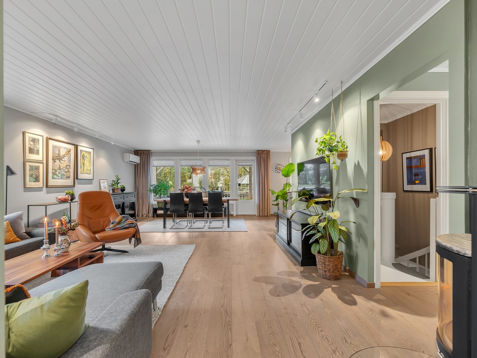 Svært innbydende stue malt i tidsriktige fargetoner. Galleribilde