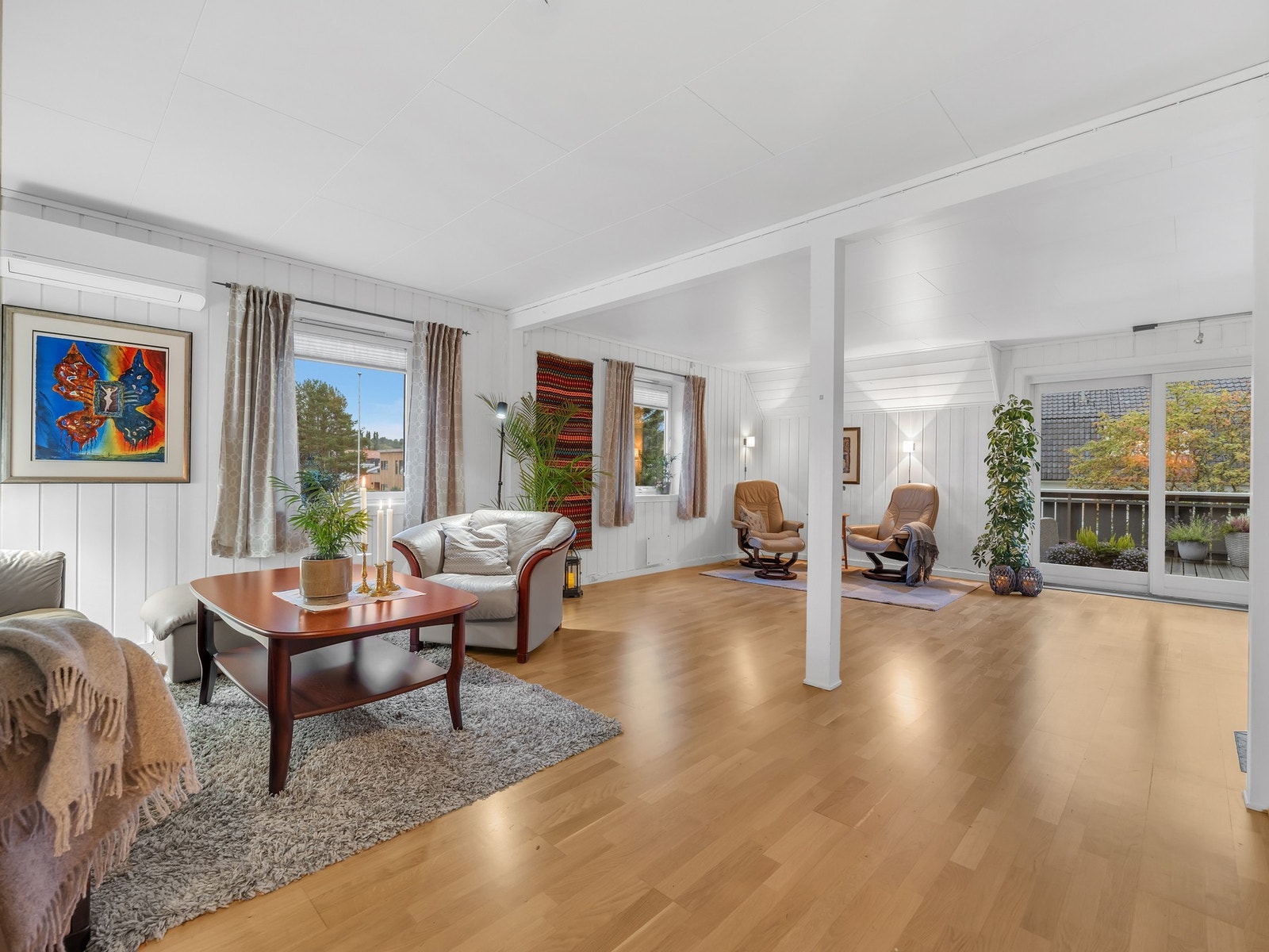 Romslig stue med flere møbleringsmuligheter. Galleribilde