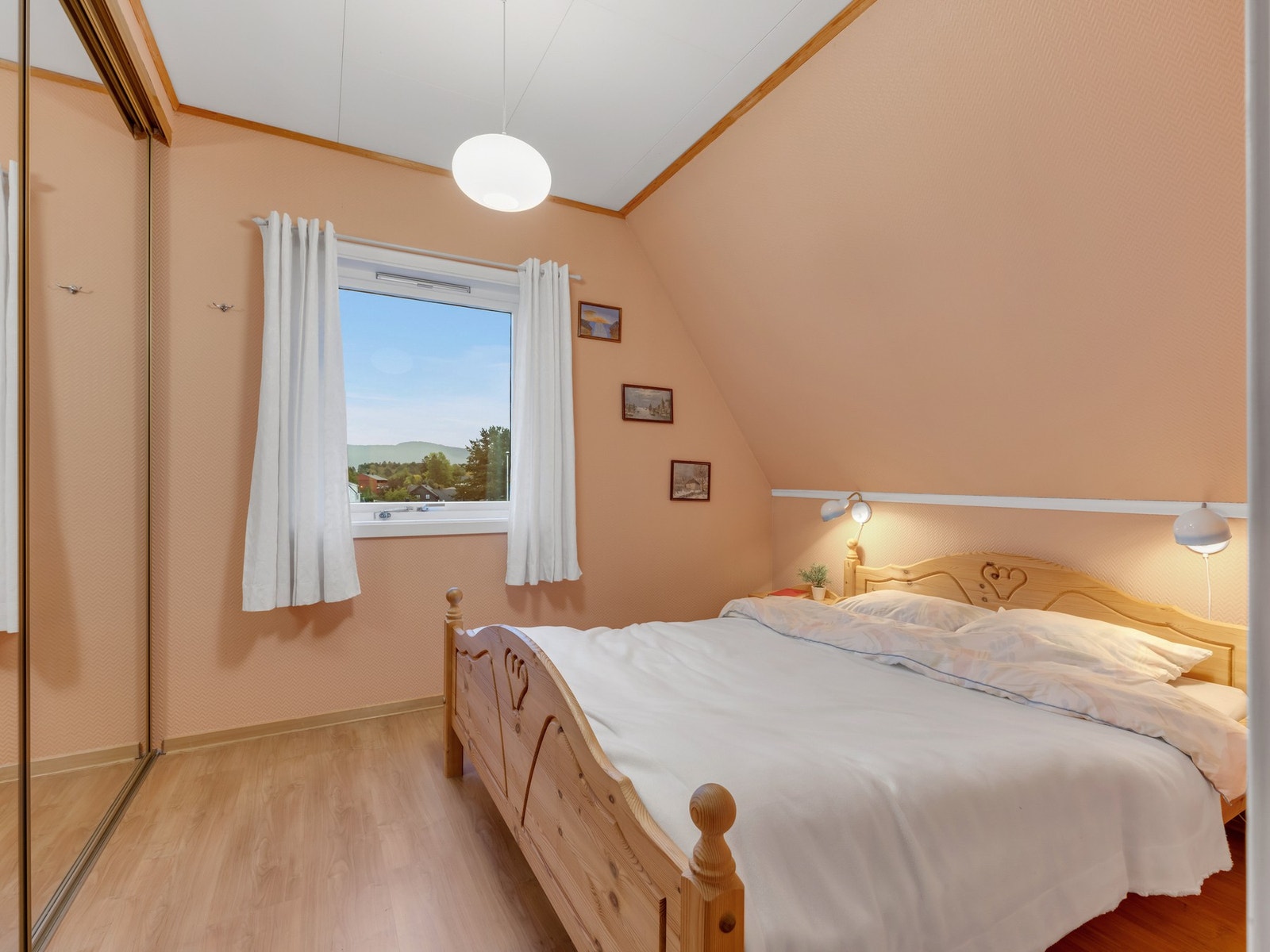 Soverom 1 er på i overkant av 11 m² og er innredet med skyvedørsgarderobe m/speilfronter. Galleribilde