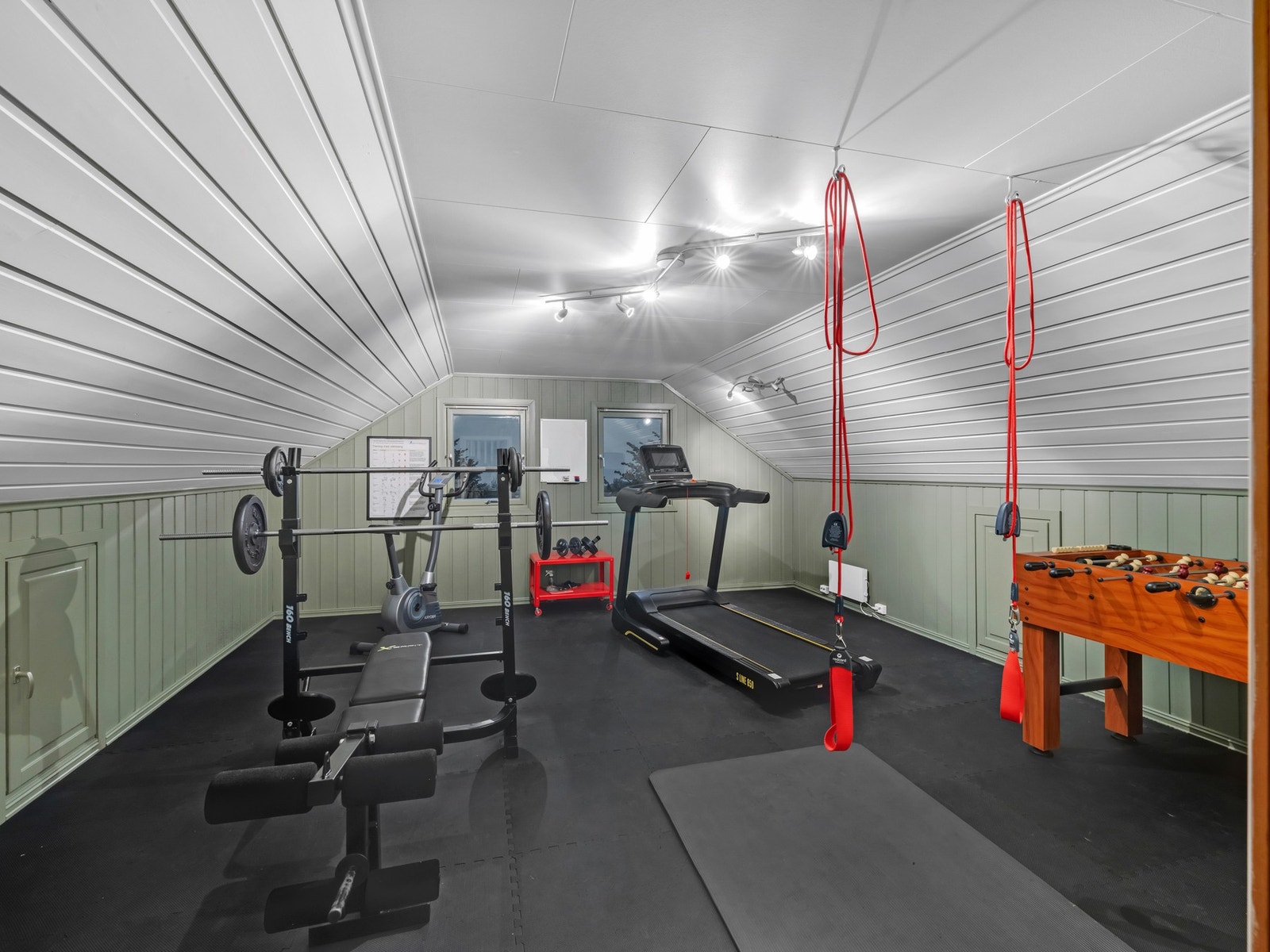 Treningsrommet over garasje ble innredet i 2020. Galleribilde