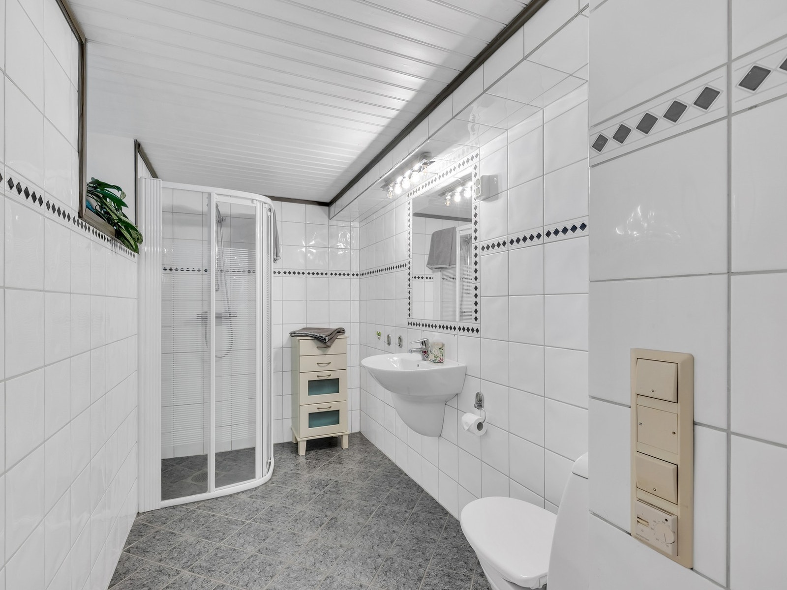 Badet i kjeller er på i underkant av 6 kvm og har flislagte flater med varmekabler i gulv. Galleribilde