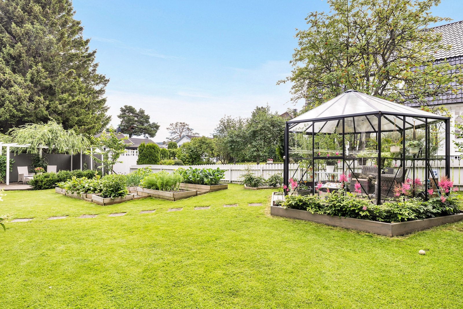 Her har eier lagt ned betydelig med tid og ressurser, og man har en oase av beplantning med prydbusker, frukttrær og bærbusker. Galleribilde