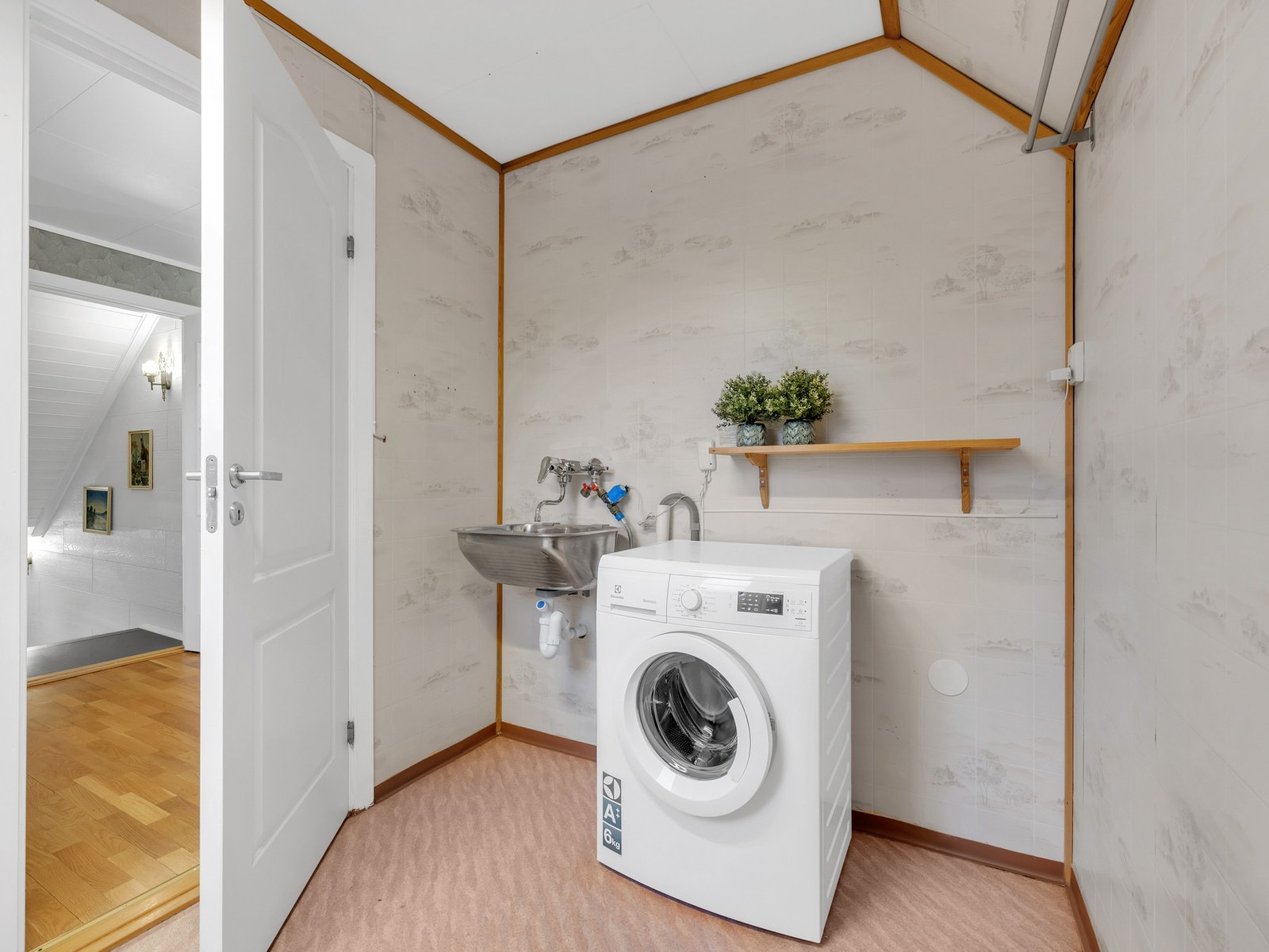 Rom på i underkant av 5 kvm innredet som vaskerom. Galleribilde
