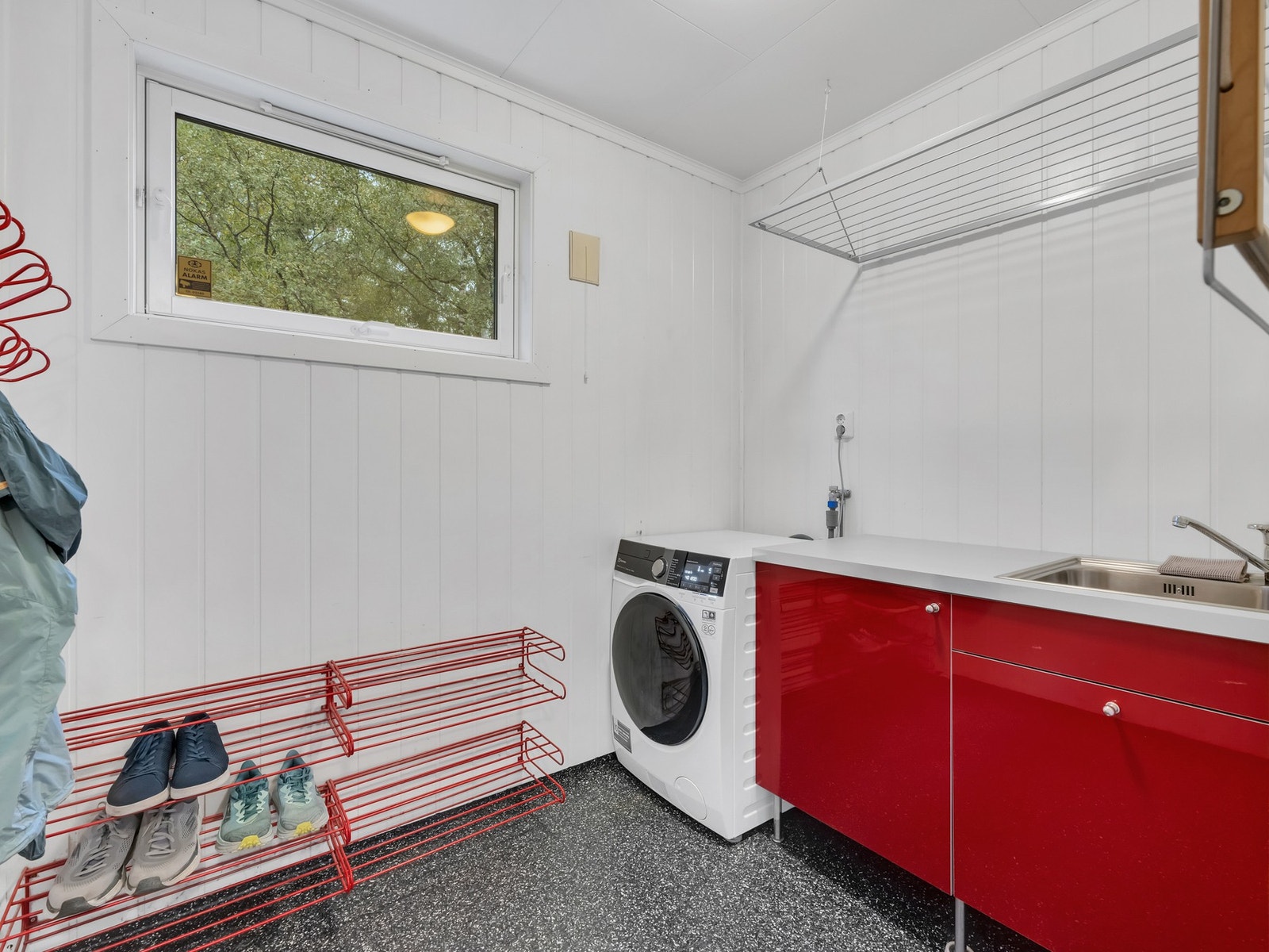 Svært praktisk med separat og romslig vaskerom på 8 m². Vaskerommet ble renovert i år 2000 og har varmekabler i gulv. Galleribilde