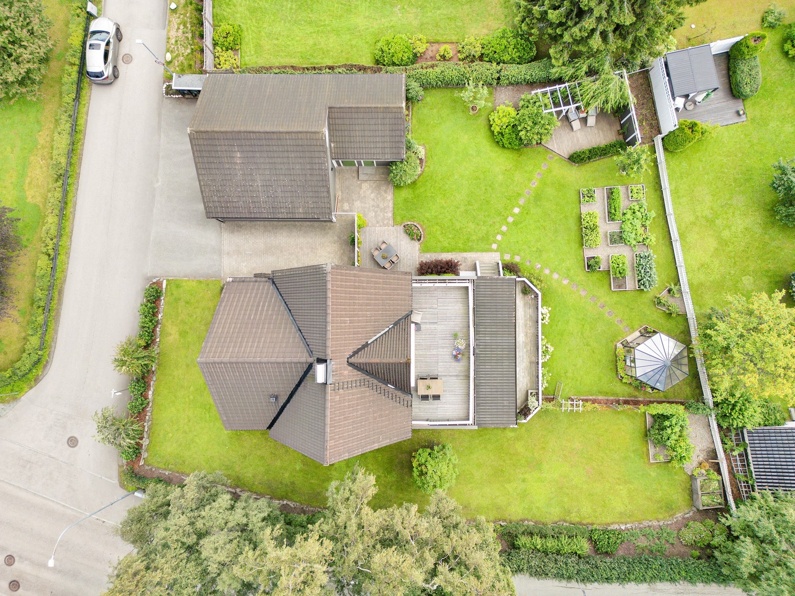 Innholdsrik tomannsbolig på 331 m², trippelgarasje på 117 m² og tomt på hele 1.226 m². Galleribilde