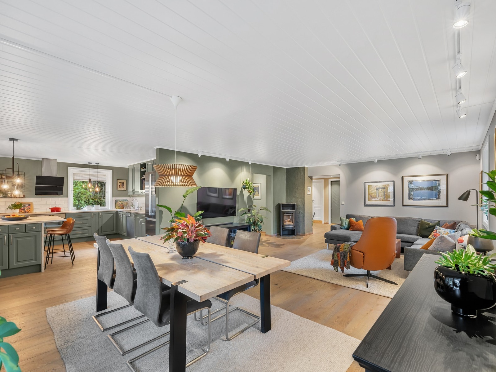 Stue, kjøkken og entré gjennomgikk full renovering i 2017 og holder en gjennomgående moderne standard. Galleribilde