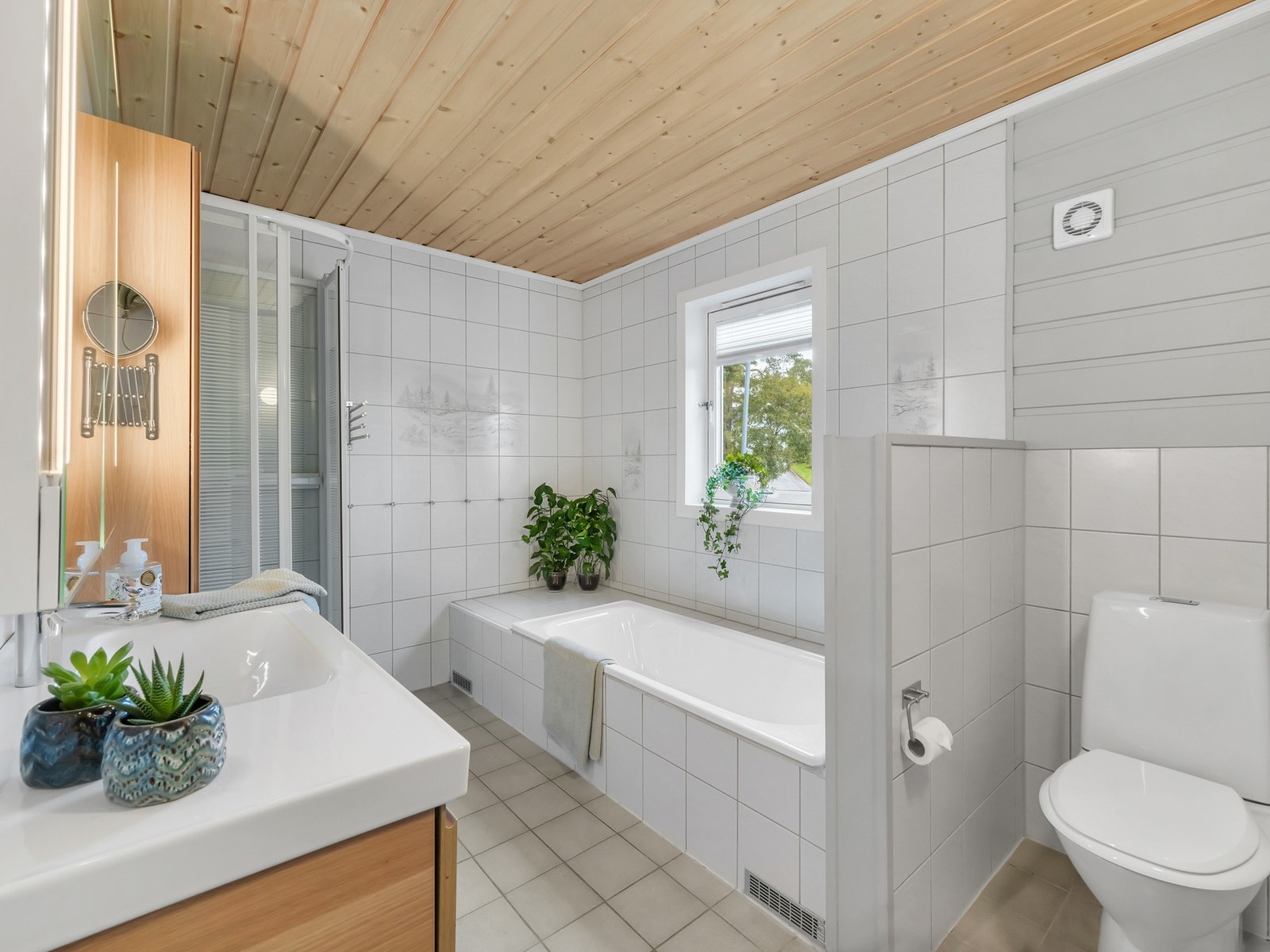 Flislagt bad på nærmere 8 m² med varmekabler i gulv. Det har blitt dusjet i kabinett. Galleribilde