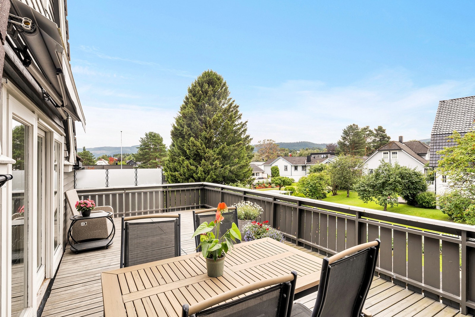 Fra stuen har du utgang til en stor takterrasse på 31 kvm. Elektrisk markise. Galleribilde