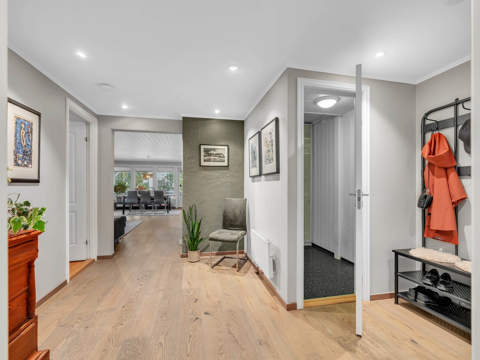 Lekkert 1-stavs parkettgulv som er gjennomgående for entré, stue og kjøkken. Vaskerom inn dør til høyre. Galleribilde