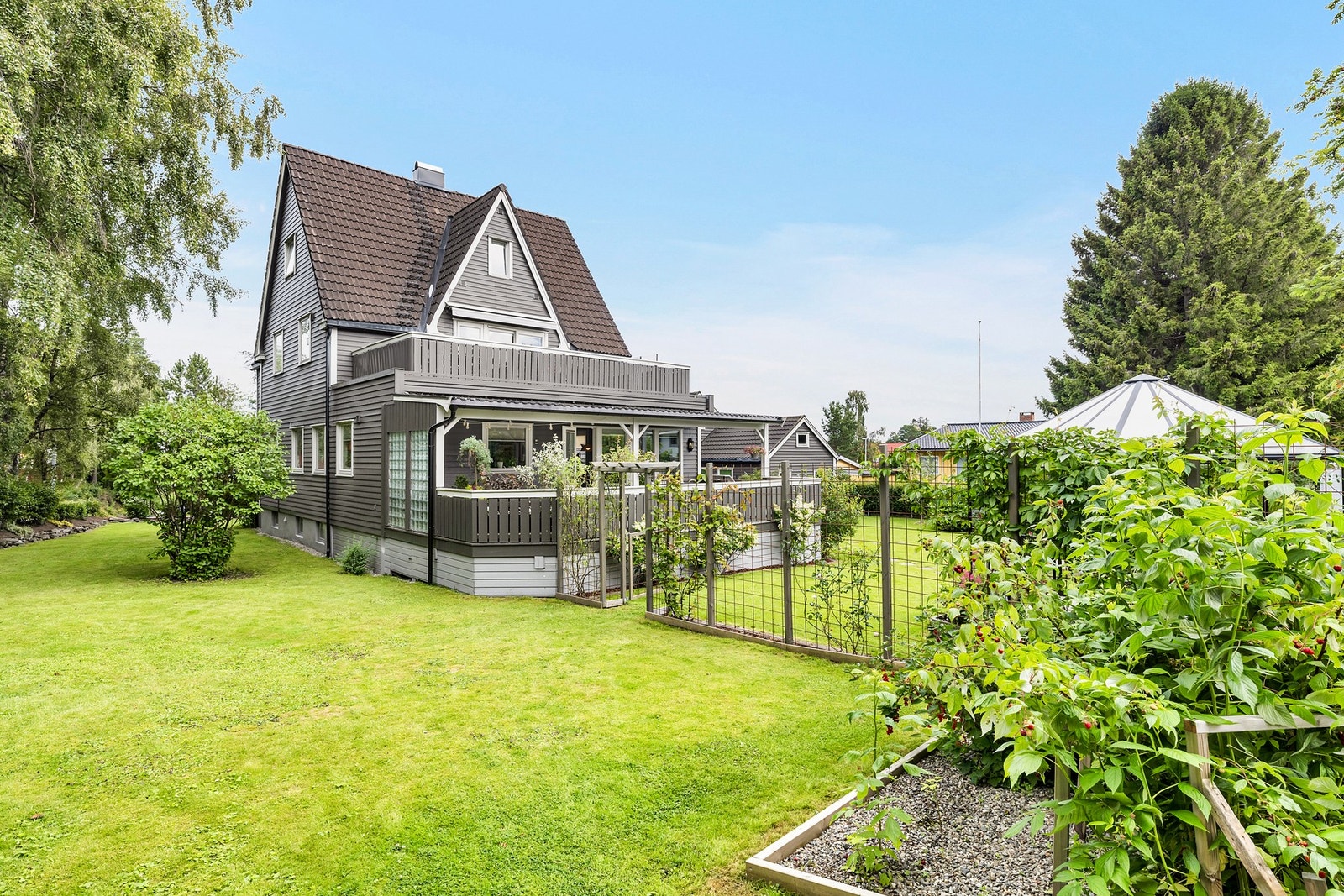 Her får dere rikelig med plass til ballspill og lek - en barnefamilie og/eller hundeeiers drøm! Galleribilde