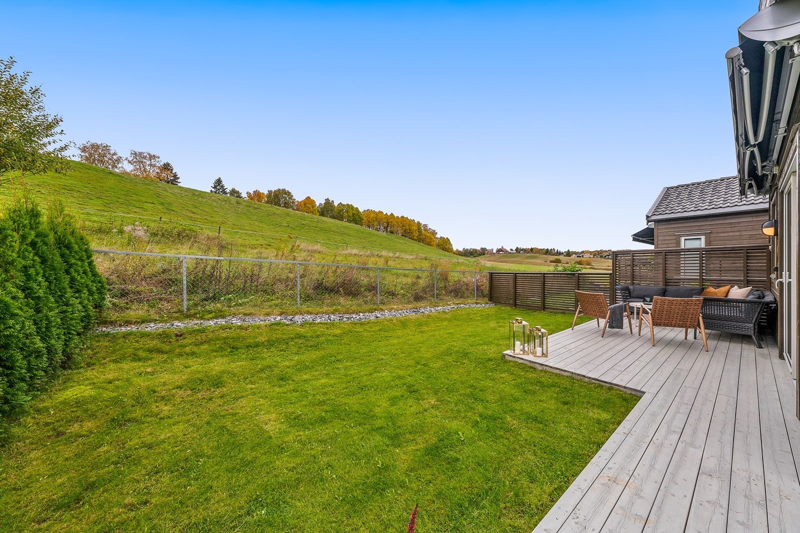 Her er det idyllisk med skjønn natur og på vinteren blir det en fin akebakke for de minste. Galleribilde