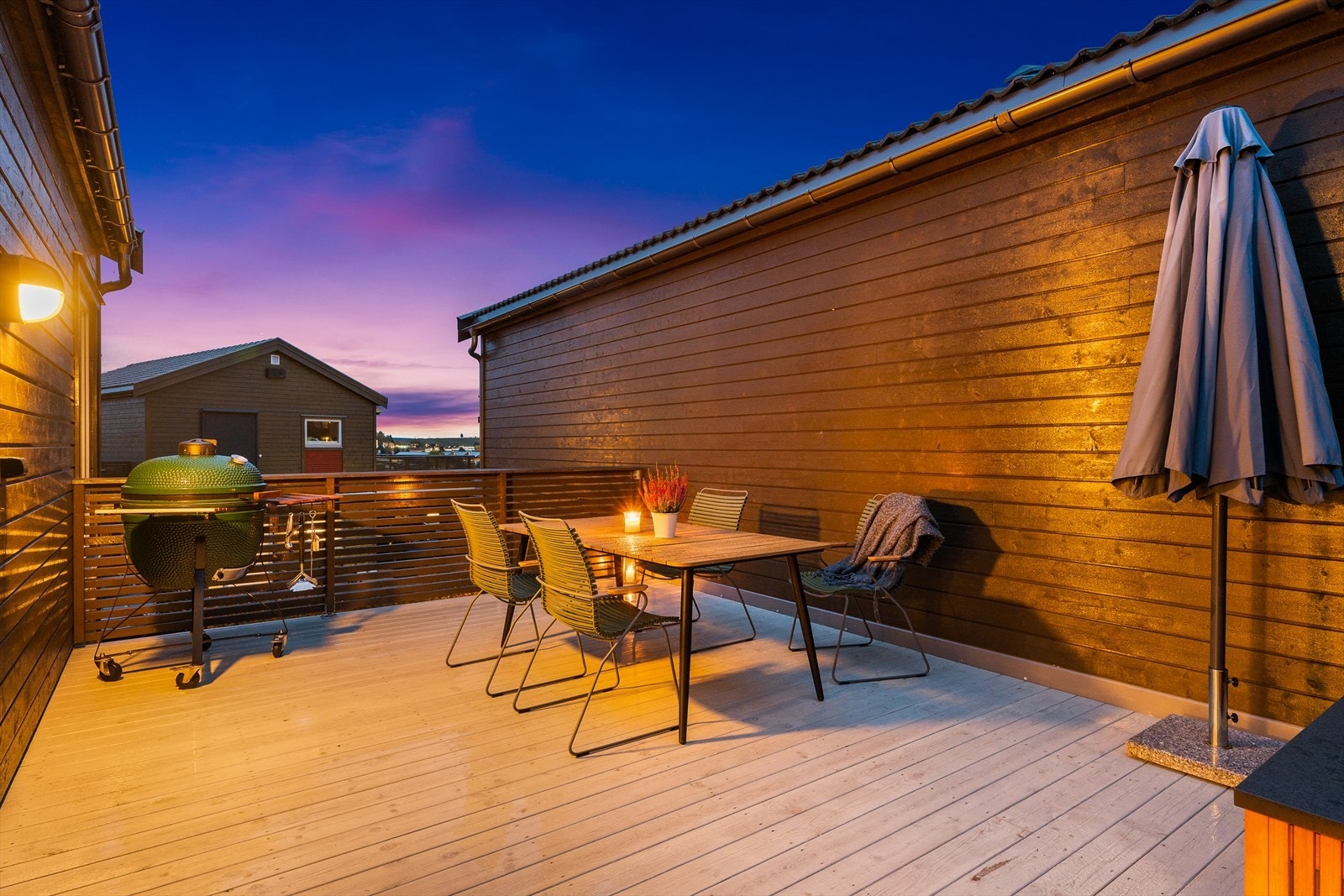 Fra stuen og kjøkkenet kan man gå rett ut på en herlig vinkelterrasse på ca. 48 kvm, hvor deler av den er bygget over carport og ligger godt skjermet. Galleribilde