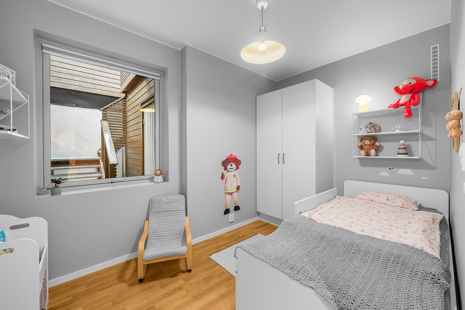 Soverom 2 er også av god størrelse - og har plass til både seng, garderobe og leksepult. Galleribilde