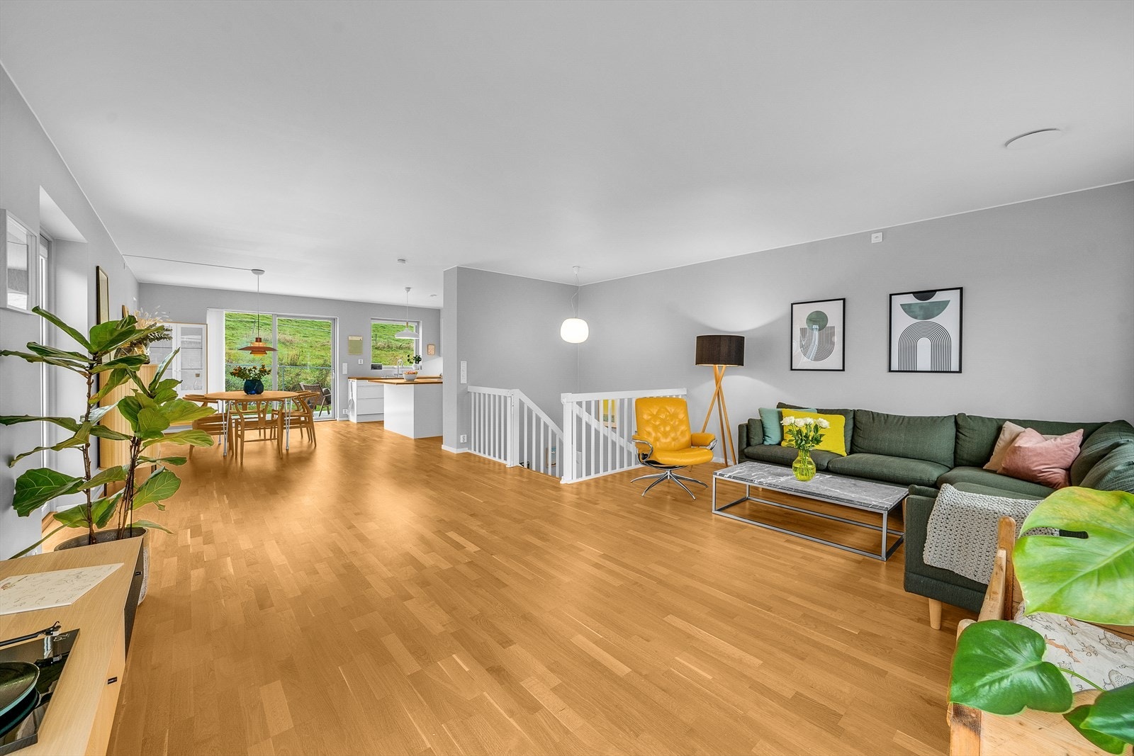 I stuedelen er det god plass til tv-løsning og en romslig sofa, og i grensen mot kjøkkenet er det plass til langbord. Galleribilde