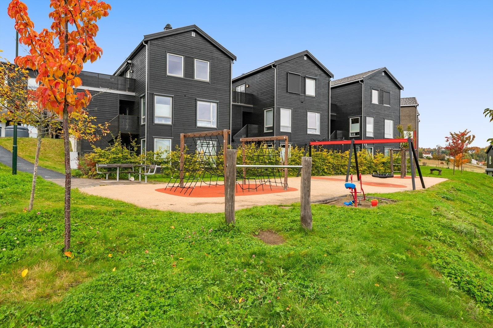 I kort gangavstand fra boligen, er det en koselig møteplass med sittebenker og lekeplass med flere lekeapparater. Galleribilde