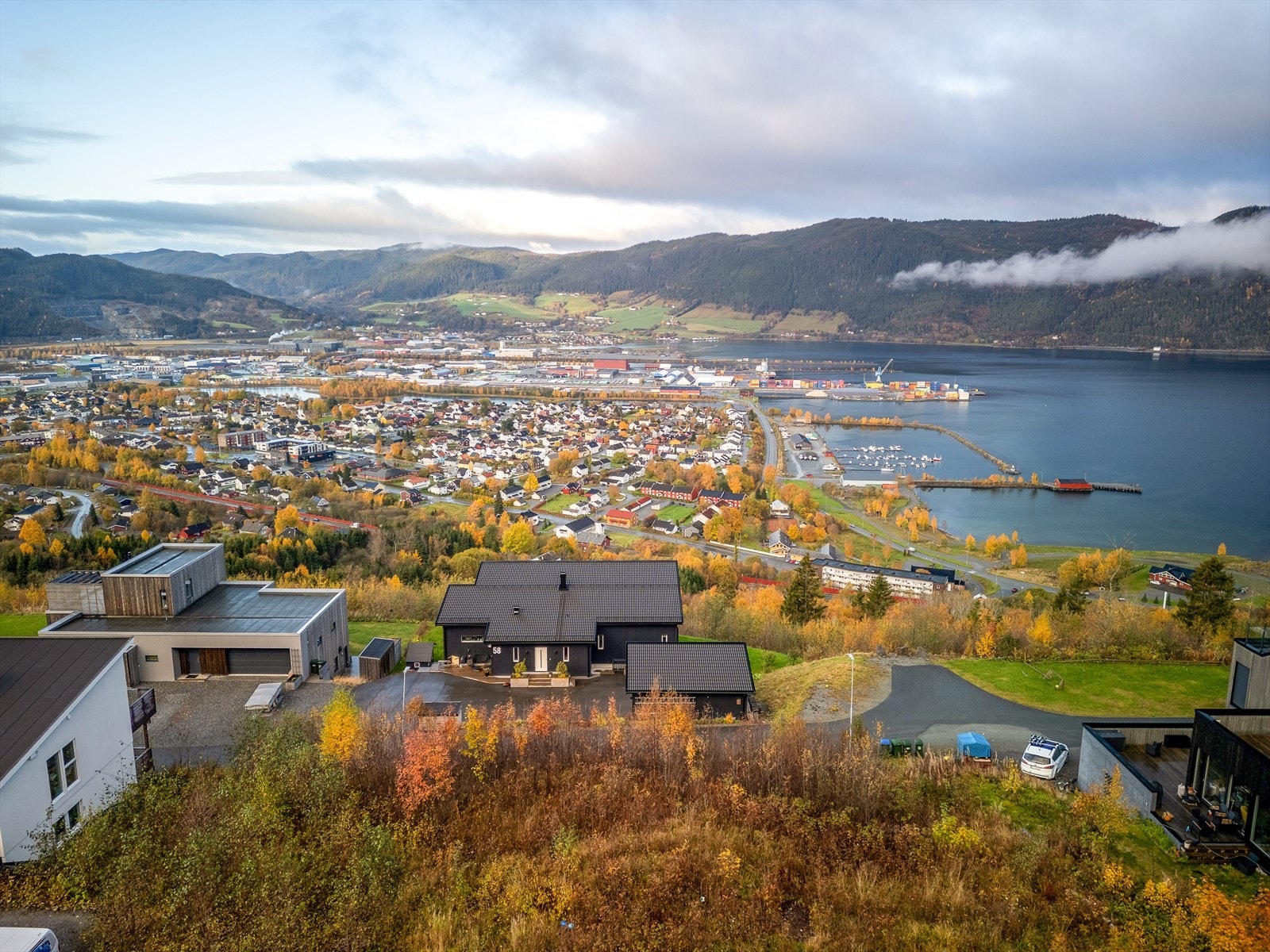Tomta har gode solforhold og byr på flott utsikt. Galleribilde