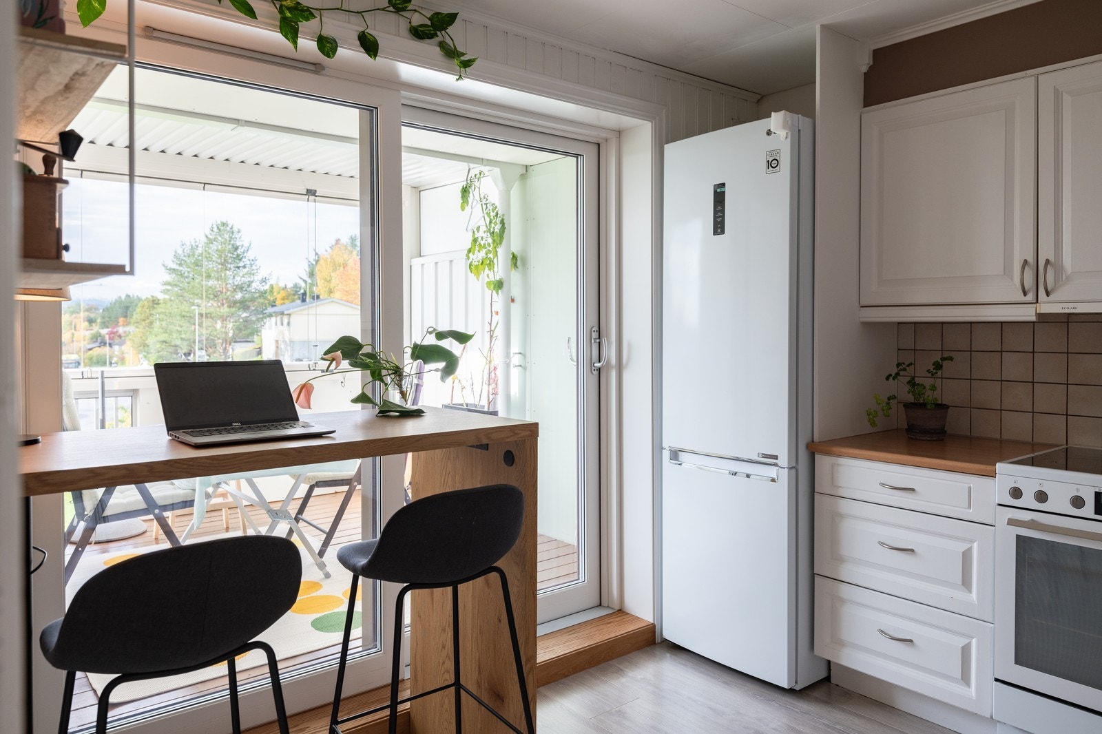 Utgang til balkongen fra kjøkkenet - perfekt for sommerhalvåret Galleribilde