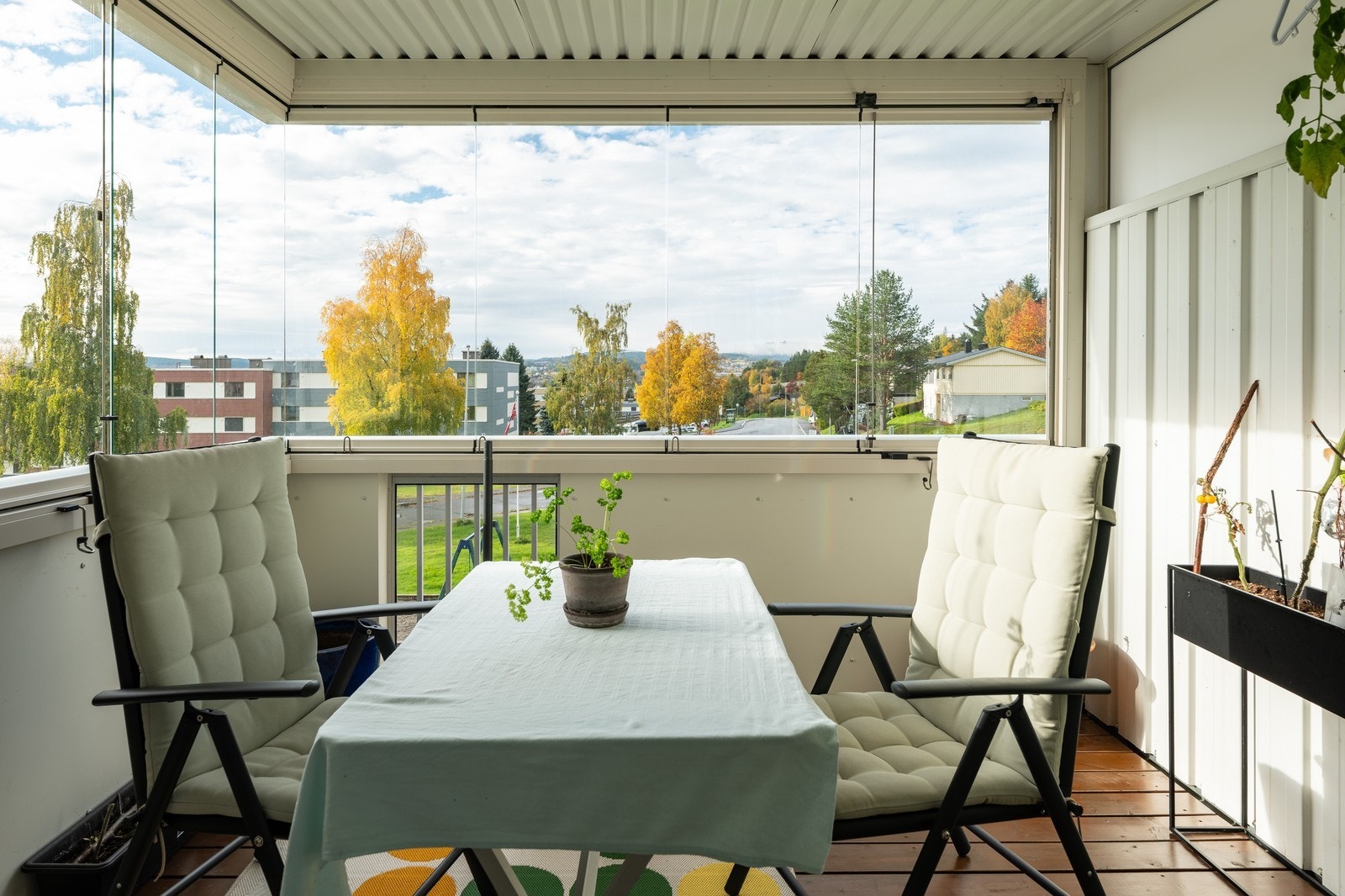 Innglasset balkong tillater bruk også utenom de varmeste sommerdagene! Galleribilde