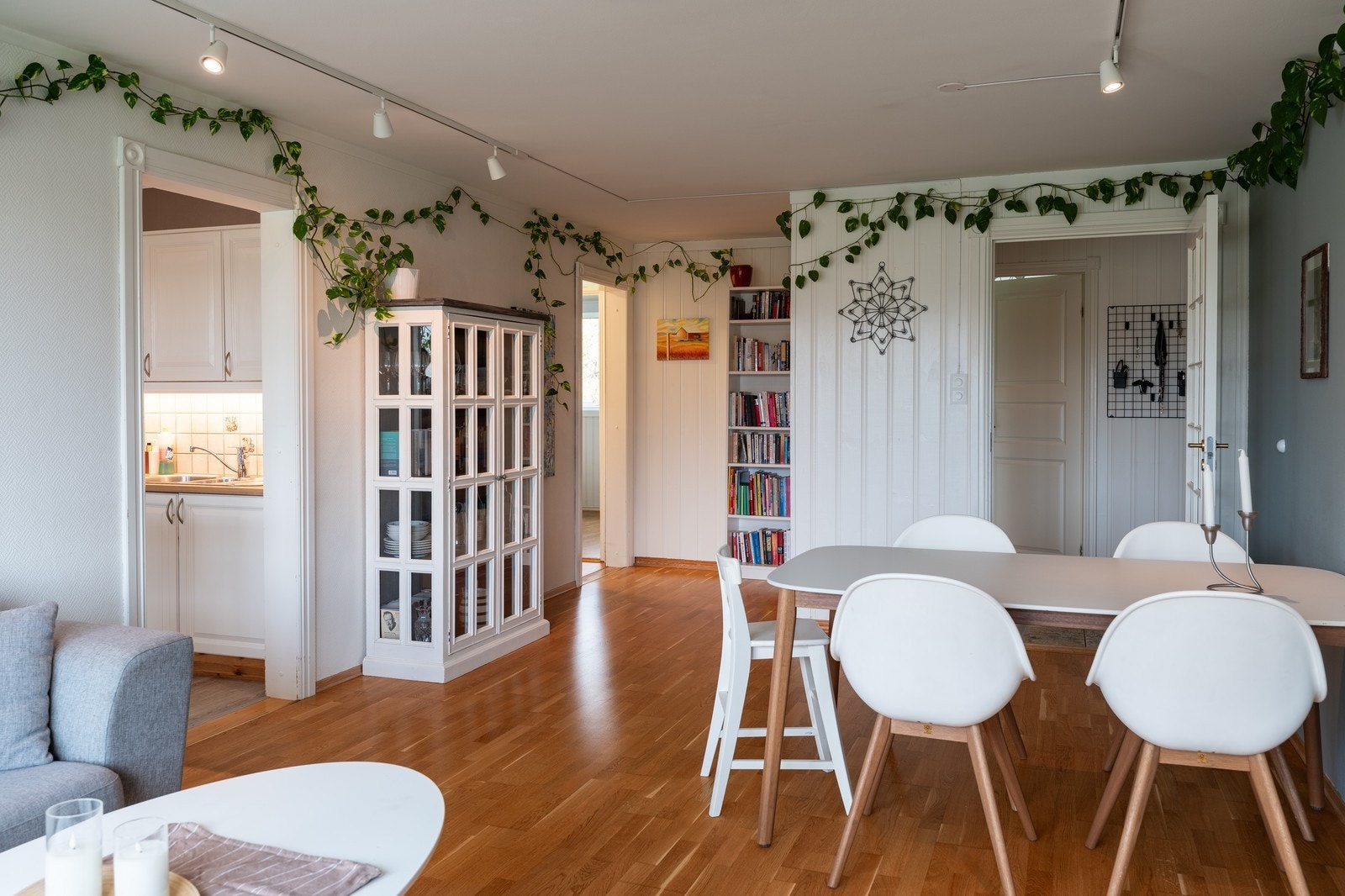 Romslig stue med plass til spisebord og stoler. Galleribilde