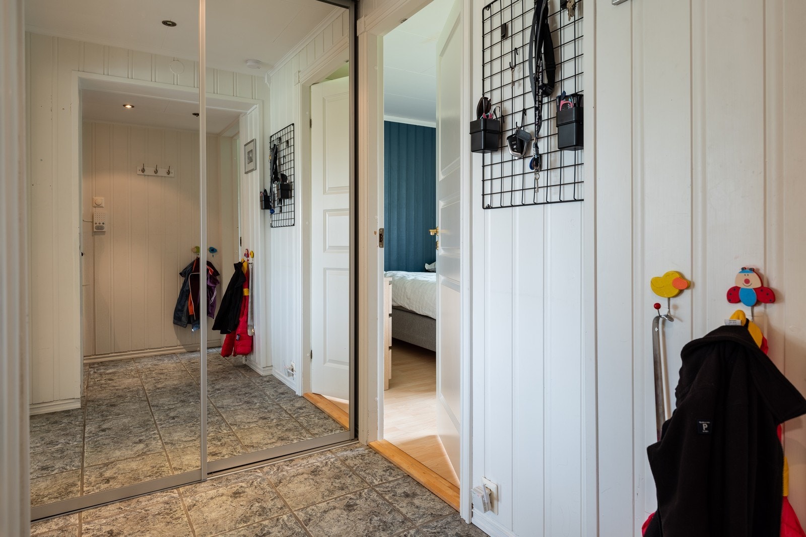 Gangen har stort garderobeskap med mye oppbevaringsplass Galleribilde