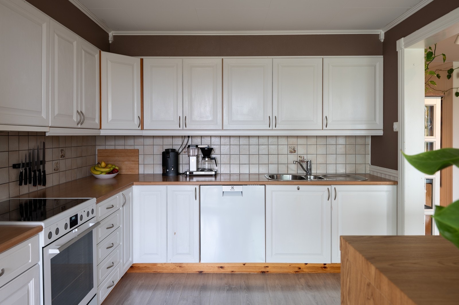 Kjøkkent byr på god benkeplass og mye skapplass Galleribilde