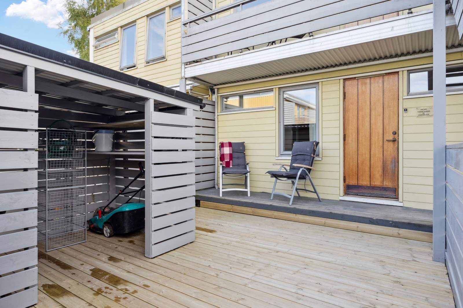 Det er bygget ny sportsbod på framsiden av leiligheten, og ny platting på både fram - og bakside av leiligheten. Galleribilde