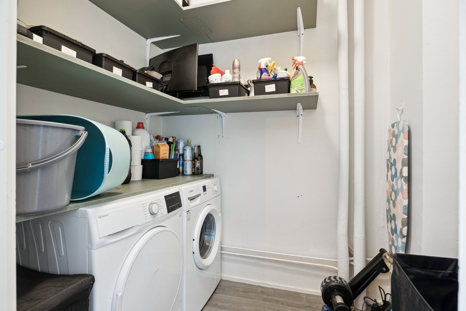 Boden har opplegg til vaskemaskin, med god plass til tørketrommel. Det er også gode lagringsløsninger på vegghengte hyller. Galleribilde