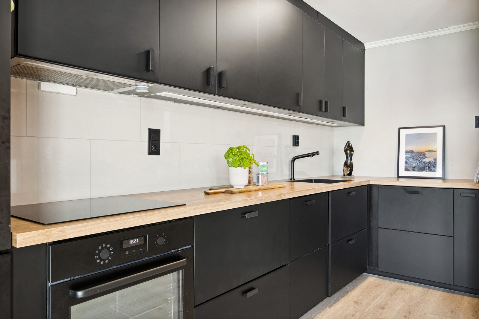 Kjøkkenet er nytt i 2021 fra IKEA med sorte og matte fronter og benkeplate i laminat. Det er opprettet ny kurs samme år til induksjonstoppen. Galleribilde